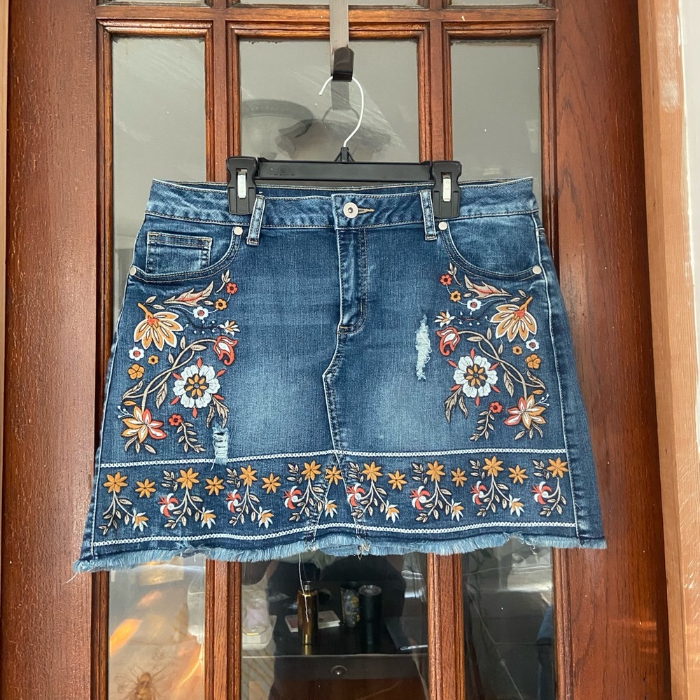 Embroidered denim skirt. Size L. Altar’d State.